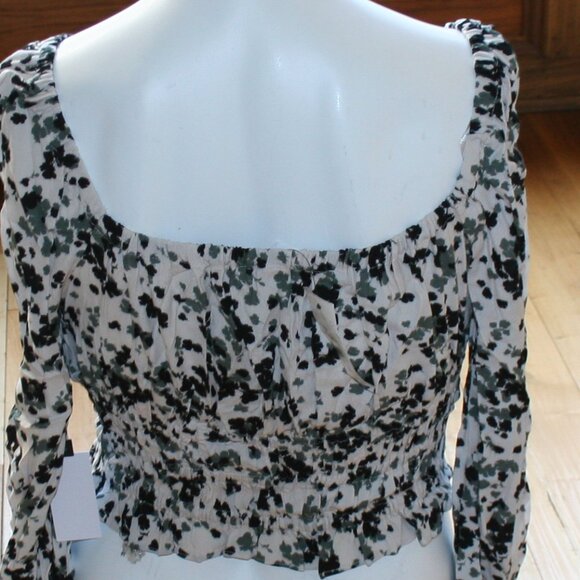 Cropped Long Sleeve Blouse Size Medium - Picture 8 of 8